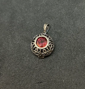 925 Sterling roter Edelstein filigran gewölbt Anhänger 1 Zoll - 3,38 g - Bild 1 von 4