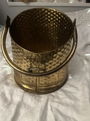 Large Vintage Brass Hammered Coal Scuttle Bucket Planter. V Good Condition - Image 1 of 4