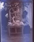 PLAQUE DE VERRE 9x12cm Portrait BEBE sur 1 chaise avec dame Photo ancienne 1902