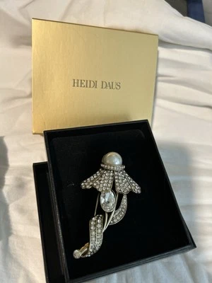 Broche "Primer día de primavera" firmado por Heidi Daus en piedras transparentes y perla grande Foto 1 de 4