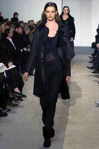 Abrigo de oveja asimétrico Helmut Lang 2004 A/W para pasarela talla 42 negro - Imagen 1 de 10