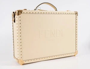 FENDI ROMA MEDIUM KOFFER BEIGE GEPRÄGTES LEDER REISEETUI UVP 5700€ NEU MIT ETIKETT - Bild 1 von 10