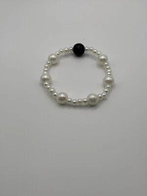 Elegante pulseira de pérolas falsas em branco clássico e preto perfeito para casamentos - Imagem 1 de 4