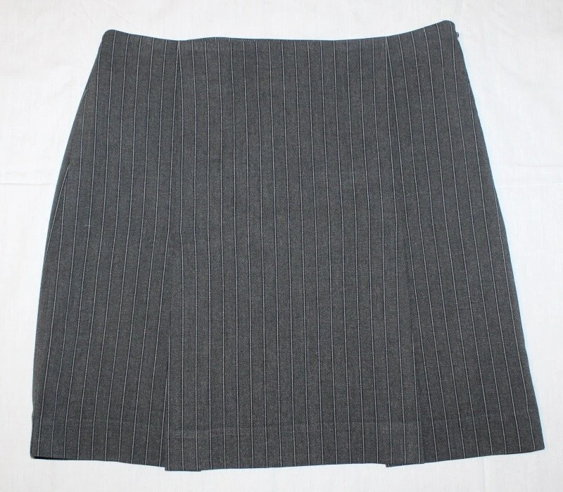 Ladies GEOFFREY BEENE Sport gray striped mini skirt Size 8 - Image 1 of 1