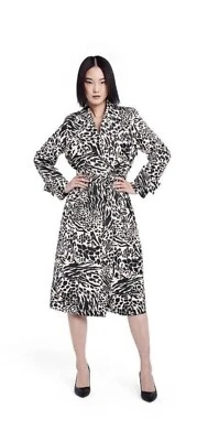 Gabardina pequeña Sergio Hudson X Target para mujer negra blanca con estampado de animales Foto 1 de 4