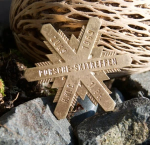 VINTAGE AUTOMOBILE CAR PIN / BUTTON # PORSCHE 356 SKI MEETING ZÜRS ARLBERG 1960 - Picture 1 of 2