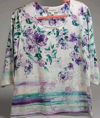Top Breckenridge Petite PL púrpura blanco floral con pedrería manga 3/4 usado en excelente estado Foto 1 de 4