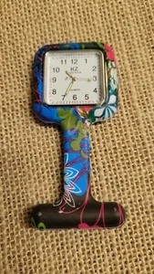 MONTRE MEDICAL INFIRMIERE ATTACHE BLOUSE TUNIQUE PAS CHAUSSURE SABOT HOPITAL - Picture 1 of 2