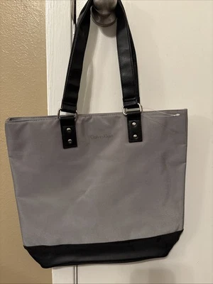 Bolsa tote Calvin Klein grande cinza poliéster preta bolsa de ombro com zíper magnético - Imagem 1 de 3