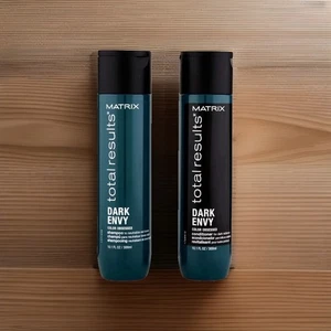 Shampoo e balsamo Matrix Total Result Dark Envy Color Obsessed 10,1 once Duo - Foto 1 di 1