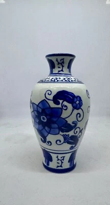 Jarrón The Bombay Company de cerámica floral azul y blanco de 6" Foto 1 de 3