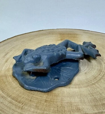 Rana saltadora de hierro fundido vintage en almohadilla de lirio aldaba de puerta o pisapapeles decoración Foto 1 de 4