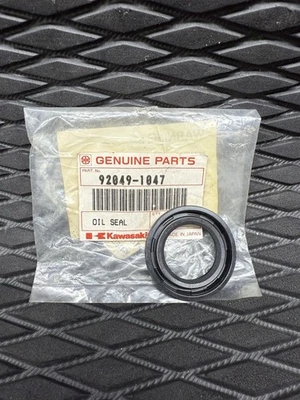Estuche de manivela Kawasaki Jetski Js 300 300sx sello de aceite 92049-1047 moto acuática 300 OEM Foto 1 de 3