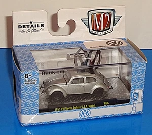 M2 Machines Volkswagen Think Small Series 1953 VW Maggiolino Deluxe USA Modello Argento - Foto 1 di 5