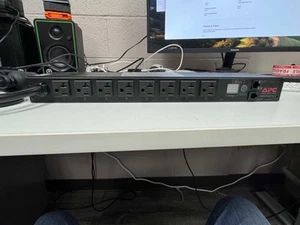 APC AP7801 Rack PDU : Mesuré, 1U, 20A, 120V, 8x 5-20 Prises - Photo 1/3