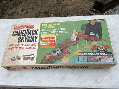 Nuevo de Lote Antiguo Remco Mighty Mike 7007 Treacherous Camelback Skyway con Jeep 1967 Foto 1 de 4