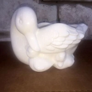 Jarrón Avon Mother's Love Duck Planter Baby Patitos 1984 blanco cerámica vintage - Imagen 1 de 4