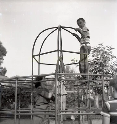 Kids on Play Ground / Jungle Gym - c1950s - Vintage Negative Foto 1 de 2