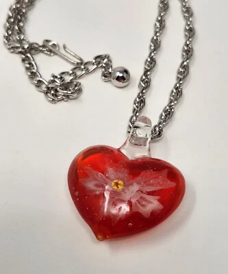 Collar de cadena ajustable con colgante de corazón de vidrio rojo en tono plateado de 14 a 17 pulgadas Foto 1 de 4