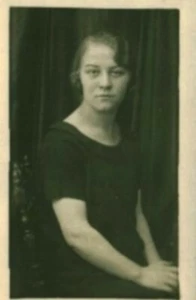  Altes Foto Frau sitzt posiert im Studio - Bild 1 von 1