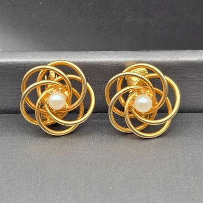 VTG Intertwined Gold-Plated Circles Genuine Pearl Center Clip-On Earrings 3/4" - Image 1 of 4