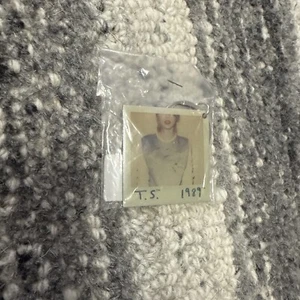 Taylor Swift 1989 World Tour Keychain Tour Exclusive Brand NEW RARE metal - Picture 1 of 2