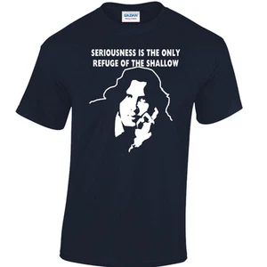 Camiseta Homenaje Oscar Wilde Divertida Cita Verdadera Camiseta Oscar Wilde Too Serious - Imagen 1 de 2