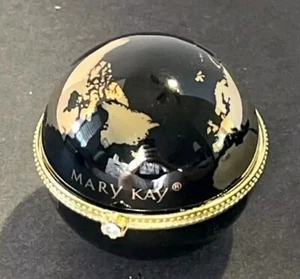 Caja de anillo baratija Mary Kay World Globe porcelana vintage de 2" “una mujer puede” dorado - Imagen 1 de 7