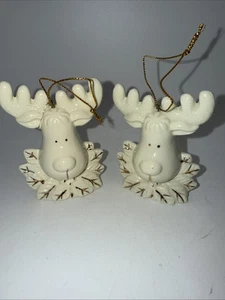 "Par de adornos navideños de alce de cerámica blancos con detalles dorados 3""H" - Imagen 1 de 7