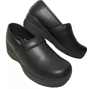 Women's 11W Easy Works by Easy Street Black Clogs Slip Resistant Non Marking - Picture 1 of 8