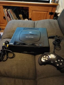Sega Saturn Konsole Model 1 plus TV Kabel und 1 Controller - Bild 1 von 3
