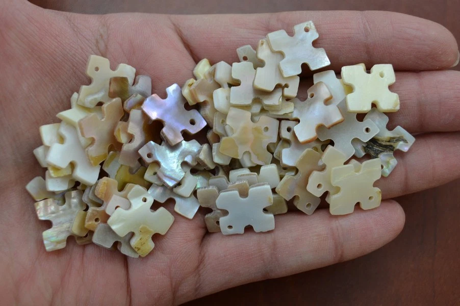 50 PCS CUT SQUARE MOTHER OF PEARL SHELL CHARMS BEADS 5/8" - Image 1 of 1
