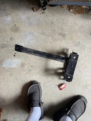 Новый из старых запасов 1963 1/2 Ford Falcon Ranchero Sprint Futura Squire поддержка защелки капота - Изображение 1 из 3