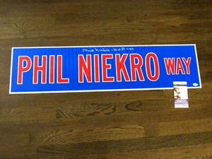 PHIL NIEKRO HOF 97 ATLANTA BRAVES YANKEES SIGNED AUTO VTG LARGE STREET SIGN JSA - Picture 1 of 3
