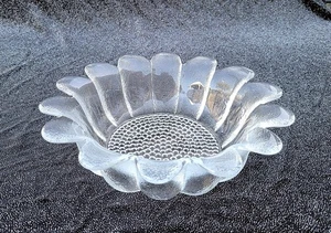 LOVELY DARTINGTON CRYSTAL DAISY  SALAD FRUIT BOWL 23.5CM - Picture 1 of 7
