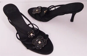 Nuovo Escada Nero Raso Strappo Tacchi Slide Gioielli Smalto Fiori Italia 39 - Foto 1 di 6