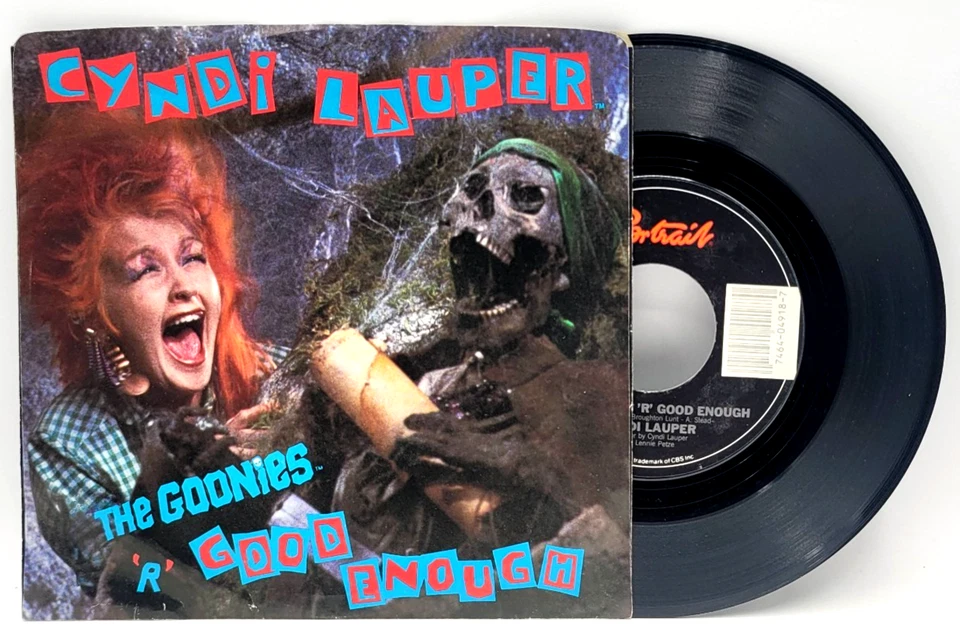 CYNDI LAUPER - THE GOONIES 'R' GOOD ENOUGH - POP ROCK PICTURE SLEEVE & 45 Foto 1 de 2