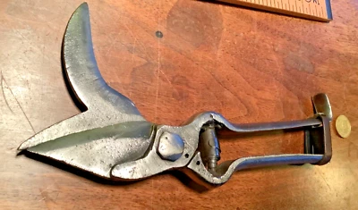 outils anciens,old tool,beau et grand sécateur serpe de vigneron... - Photo 1/4