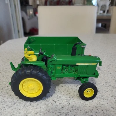 Tractor diésel John Deere Tomy 4020 con Ertyl Wagon fundido a presión 1:32 Foto 1 de 4