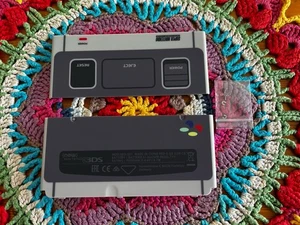 New Nintendo 3DS Faceplate "Super Nintendo" SNES  Style SUPER FAMICOM Grau - Bild 1 von 2