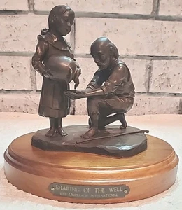Teilen des Brunnens Bronzestatue von Dean Shipston Life Outreach International - Bild 1 von 5