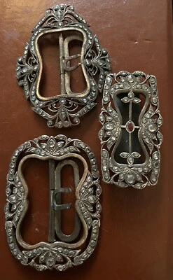 Antiguo par de hebillas de cinturón eduardianas doradas de plata corte mina diseños Java siglo XVIII Foto 1 de 4