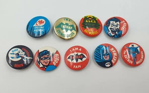 BATMAN: JUEGO DE 9 INSIGNIAS BATMAN VINTAGE DE HOJALATA HECHAS EN 1966 (MLFP) - Imagen 1 de 6