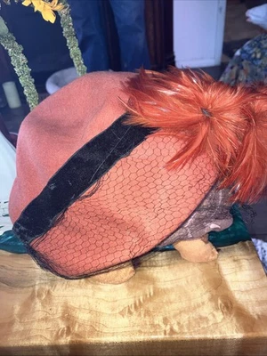 SOMBRERO naranja de colección años 40 cinta de terciopelo negro y plumas naranjas Foto 1 de 4