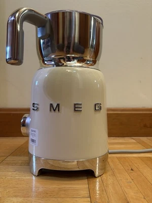 Espumador de leche estilo años 50 retro SMEG con 2 discos 6 programas preestablecidos color crema Foto 1 de 4
