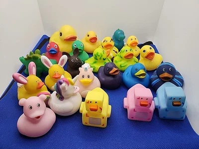 LOTE DE 20+ PATOS DE GOMA SURTIDOS Variedad Mezcla, DC, Camuflaje, Clásico AMARILLO, UNICORNIO  Foto 1 de 4