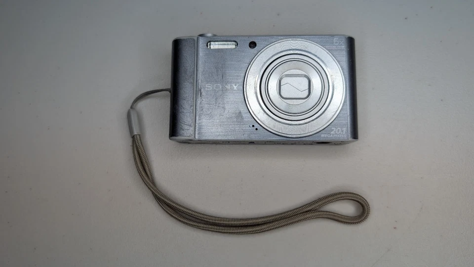 Sony DSC-W810 - Silver 20.1MP Compact Digital Camera - No Power -Spares & Repair - Image 1 of 4