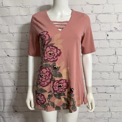 Футболка женская Sahalie Saturday Market M розовая с цветочным узором с v-образным вырезом вырез S/S - Изображение 1 из 4