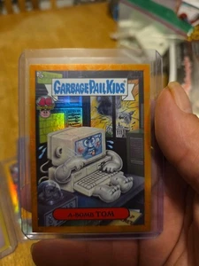 2025 40th GPK Topps Worst Of Garbage A-BOMB TOM 16/25 Orange - Picture 1 of 3