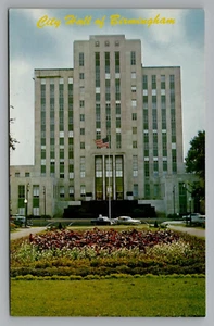 Birmingham Alabama City Hall Building años 50 coches antiguos Bill Kobert foto postal - Imagen 1 de 2
